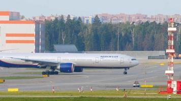 moscou, federação russa 12 de setembro de 2020 - boeing 777, vq bqm of aeroflot company em sheremetyevo, moscou video