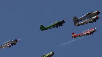 novosibirsk, federación rusa 28 de julio de 2019 - aviones de entrenamiento deportivo grupo de rendimiento familiar yakovlev vuelo acrobático. exhibición aérea en el aeródromo de mochische unnm video