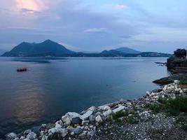 puesta de sol sobre el lago de como foto