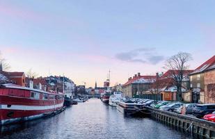 un canal en copenhague con una vista antigua foto