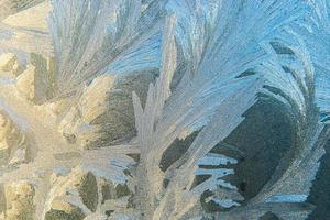 ventana de invierno congelada con textura de patrón de escarcha de hielo brillante. símbolo de maravilla de navidad, fondo abstracto. baja temperatura del extremo norte, nieve de hielo natural sobre vidrio escarchado, clima frío de invierno al aire libre. foto