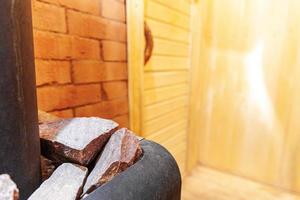 detalles interiores de la sala de vapor sauna finlandesa tradicional. antiguo concepto de spa de la antigua casa de baños rusa. relájese el concepto de baño de pueblo rural. foto