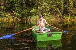 pescador en un bote foto