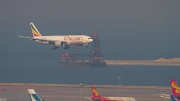 hong kong novembre 9, 2019 - etiope carico boeing 777 atterraggio su internation aeroporto, Hong kong. video