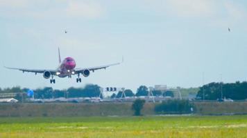 Amsterdam, de Nederland juli 26, 2017 - Wauw lucht luchtbus 321 tf vreugde landen Aan landingsbaan 18r polderbaan. schiphol luchthaven, Amsterdam, Holland video