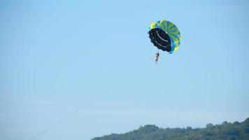 phuket, tailandia, 18 de noviembre de 2017 - parapente sobre la playa de karon, phuket, tailandia video