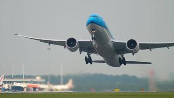 amsterdam, de nederländerna juli 26, 2017 - klm boeing 777 tar av och stänger de landning redskap från schiphol flygplats, amsterdam video