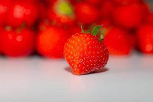 Hermosas fresas rojas frescas sobre fondo blanco. foto