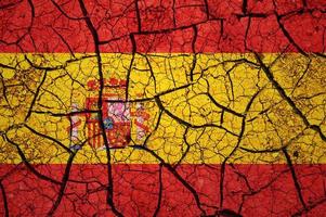 patrón de suelo seco en la bandera de españa. país con concepto de sequía. problema del agua país de tierra seca y agrietada. foto