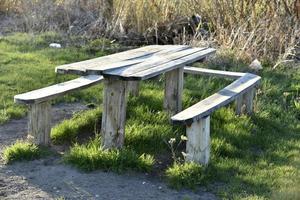 bancos y una mesa en un campo de acampada en la tarde de primavera. foto