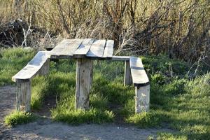 bancos y una mesa en un campo de acampada en la tarde de primavera. foto