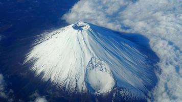 ángulo de visión superior de mt. montaña fuji y nieve blanca foto