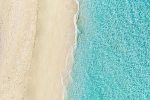 relajante escena de playa aérea, banner de plantilla de vacaciones de vacaciones de verano. las olas surfean con la increíble laguna del océano azul, la orilla del mar, la costa. vista superior perfecta del drone aéreo. playa tranquila y luminosa, junto al mar foto