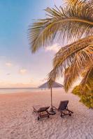 increíble playa sillas en el mar de la playa de arena. vacaciones de verano de lujo y hotel de vacaciones para el turismo. paisaje tropical inspirador. paisaje tranquilo, playa relajante, hermoso diseño de paisaje foto