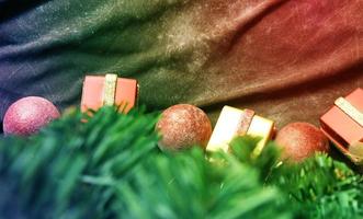 Fondo de árbol de navidad con adornos en el fondo foto