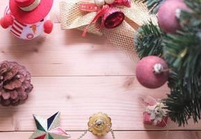 Fondo de árbol de navidad con adornos en tablero de madera foto