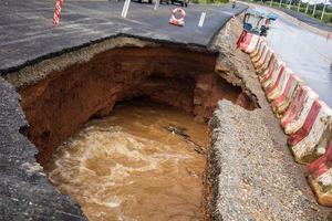 el camino fue destruido por la erosión del agua causada por las fuertes lluvias y la inundación del camino. foto