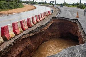 el camino fue destruido por la erosión del agua causada por las fuertes lluvias y la inundación del camino. foto