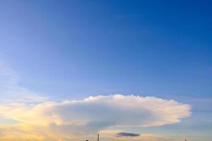 el cielo al atardecer es hermoso azul y naranja, el cielo al atardecer. fondo del cielo matutino, el cielo es hermoso cuando sale el sol por la mañana. fondo de paisaje natural foto