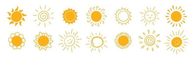 garabatear diferentes iconos de sol establecidos. garabatear sol amarillo con símbolos de rayos. colección de dibujos de niños garabatos. ráfaga dibujada a mano. signo de clima cálido. ilustración vectorial aislado sobre fondo blanco vector
