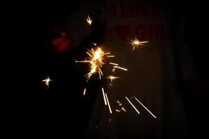 iluminación y luz brillante con un niño alegre, diversión en la fiesta. foto