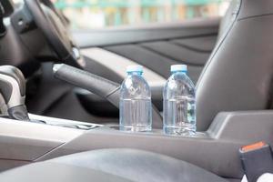 agua potable en el coche preparado para viajar foto