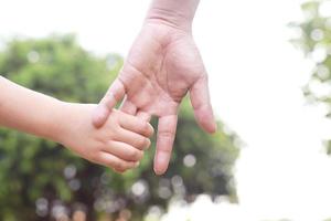 manos de los niños con cuidado, preocupación, calidez de las madres. foto