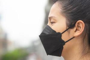 mujer con mascarilla para evitar el polvo y las bacterias foto