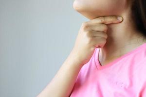 una dama de camisa rosa con dolor de garganta necesita un médico en el hospital. foto