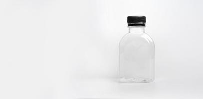 pequeña botella de agua de plástico sobre fondo blanco. botellas de agua de plástico para envasar agua o jugo de frutas foto