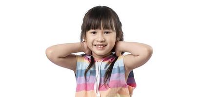 niña pequeña que muestra los dientes delanteros con una gran sonrisa. saludable feliz gracioso sonriente cara joven adorable encantador. retrato de niña asiática feliz sonrisa sobre fondo blanco foto