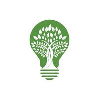 lámpara de bombilla abstracta con diseño de logotipo de árbol. símbolo de innovación de la idea de la naturaleza. ecología, crecimiento, concepto de desarrollo. vector