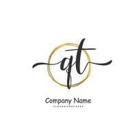 qt escritura a mano inicial y diseño de logotipo de firma con círculo. hermoso diseño de logotipo escrito a mano para moda, equipo, boda, logotipo de lujo. vector