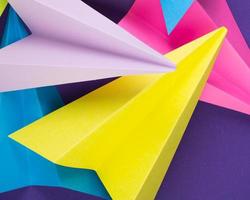 un primer plano de coloridos aviones de papel hechos a mano foto