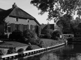 el pueblo holandés giethoorn foto