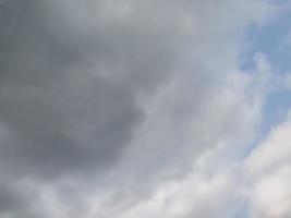 desenfoque de nubes en la temporada de lluvias. toma de nubes con técnica de desenfoque foto