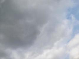 desenfoque de nubes en la temporada de lluvias. toma de nubes con técnica de desenfoque foto