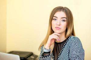 retrato de mujer de negocios en la oficina foto