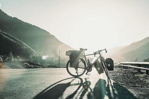 bicicleta de paseo por la carretera foto