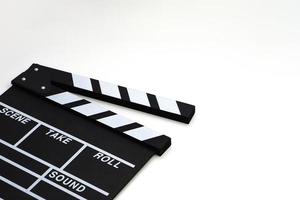 claqueta o pizarra de película color negro sobre fondo blanco. industria del cine, producción de video y concepto de cine. foto