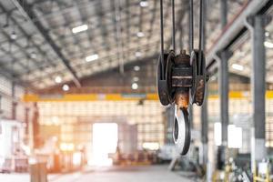 parada de grúa aérea en la casa de la grúa en la industria industrial trabajo de ingeniería foto