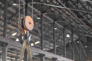 cerrar el polipasto de elevación de la grúa aérea para el trabajo de acero en el trabajo industrial de fábrica foto