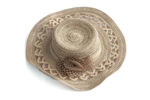 sombrero de paja para mujer aislado sobre fondo blanco. foto