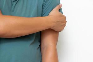 sosteniendo al hombre del brazo con dolor en los músculos y las articulaciones, síntomas de neuropatía periférica y entumecimiento en los músculos y ligamentos, enfermedades causadas por los efectos secundarios de la vacunación, síndrome de guillain barre, gbs foto