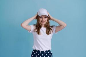 una joven caucásica con uniforme de parto y gorra blanca parece segura foto