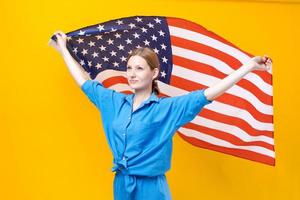 celebración del día de la independencia. estrellas y rayas. mujer joven sosteniendo unida foto