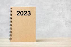 Calendario de feliz año nuevo 2023 en la mesa. concepto de cuenta regresiva, resolución, objetivos, plan, acción y misión foto