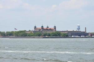 edificio principal de ellis island en nueva york foto