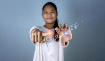 imagen holográfica de un gráfico de velas de un teléfono en la mano de una persona. ofrecer comercio, ideas de inversión foto