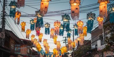 festival de los faroles en el cielo en la calle peatonal pai foto